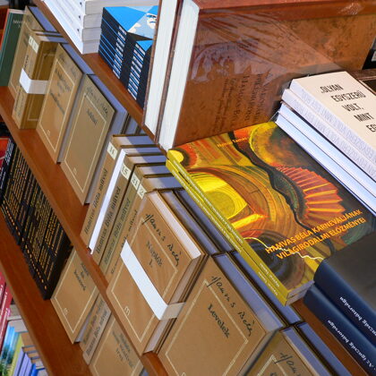 Az Írók boltjában és a Babérliget Könyvesboltban kapható.