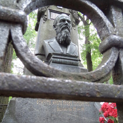 Síremléke a szentpétervári Nyevszkij temetőben