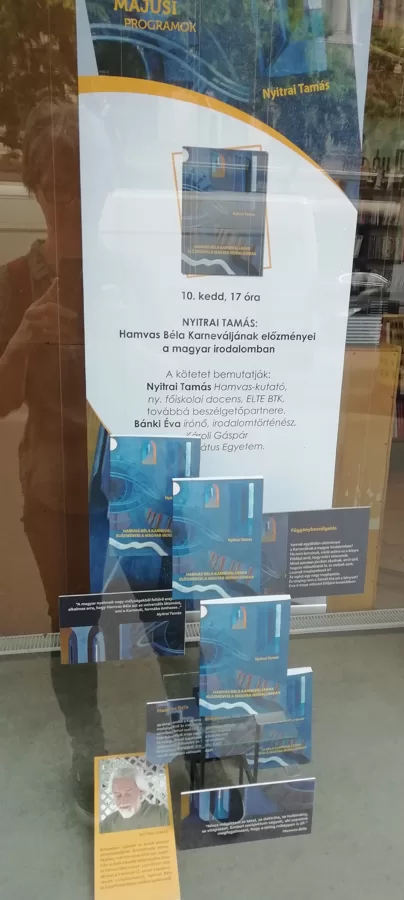 Az Írók Boltjának kirakati installációja a könyv bemutatója alkalmából