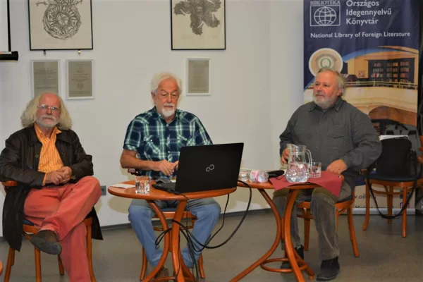 Tőlem balra Dr. Turai G. Kamil művészetfilozófus, jobbra Pirk László festőművész.