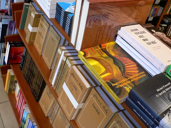 Az Írók boltjában és a Babérliget Könyvesboltban kapható.